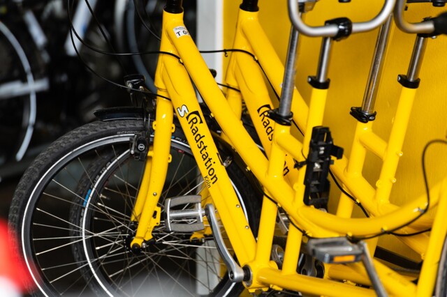 An den Radstationen in der Region könnt Ihr Euch die passenden Fahrräder ausleihen.